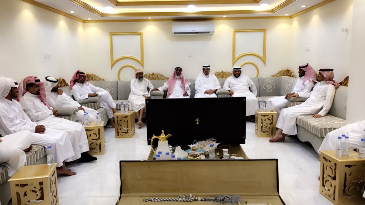 majedmsbb1's tweet photo. استضاف الشيخ عبدالله بن علي بن طالب الكثيري(الجفيلة )
واخوانه يوم الاحد ٣ /١٠/ ١٤٣٩
العميد ماجد عبدالله العثيمين 
قائد قطاع حرس الحدود في المملكة العربية السعودية لمحافظة شرورة
وحضر اللقاء الشيخ سالم بن حم الراشدي الكثيري وشيوخ ال كثير وعدد من شيوخ وابناء شرورة https://t.co/oWFNjH2oLE