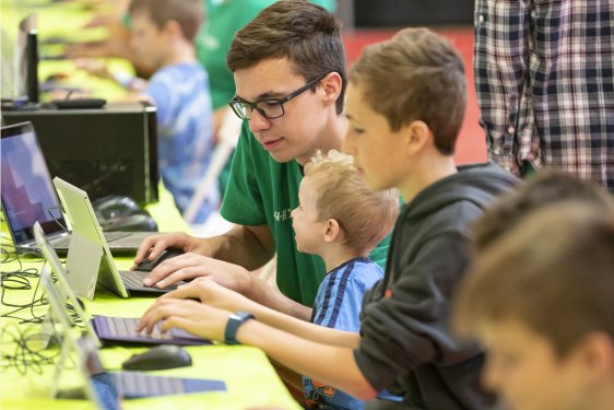 PlayCraftLearn's tweet image. In this @4H @Microsoft TechSpark program, students in Outagamie County, Wisconsin, presented their agriculture-themed Minecraft world to help local youth and adults rediscover their county’s history and heritage. outagamie.uwex.edu/outagamie-coun… #TechChangemakers