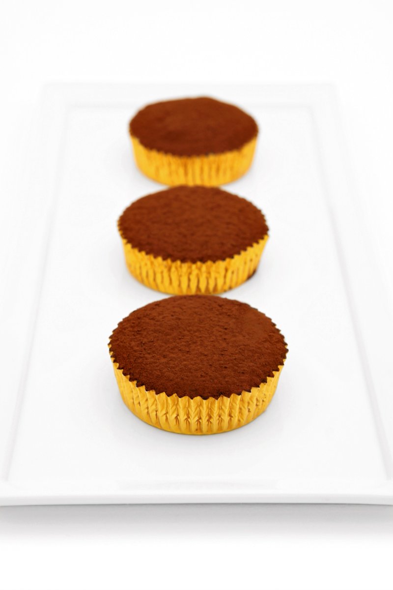Sono monoporzioni della nostra Torta Classica, piccole delizie di #cioccolatofondente che potrete gustare su un letto di freschissima polpa di fragole frullata con due gocce di limone e una foglia di menta. Estate... arriviamo!!
