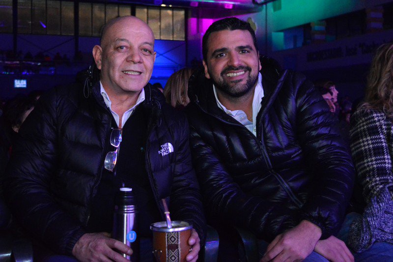 HugoRomeroTDF's tweet photo. Junto al Intendente @WalterVuotoTDF nos divertimos como niños con el espectáculo #Desenchufados en la Noche de Infantiles! #WiFiFest, para disfrutar a pleno con toda la familia! divertidisimo! #UshuaiaMásCultura #FiestaNacionalDeLaNocheMasLarga 😀👏👏 https://t.co/dVsEvrKmxL