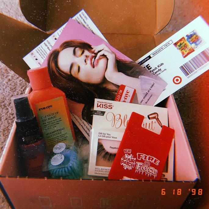 ashleeekayyy's tweet photo. Got my very first VoxBox! I’m super excited to try all these amazing products! Thank you so much @influenster!! #vacayvoxbox #influenster #sourpatchkids #evanye #kisslashes #invisibobble https://t.co/asYAOoMNd9