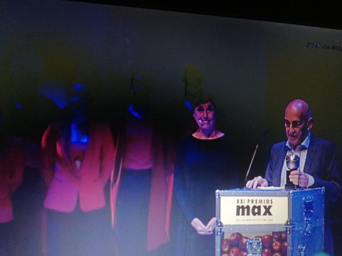 DiegoFerroAct's tweet photo. El maestro #JoseSanchisSinisterra recibe el #PremioMaxdeHonor2018 de la mano de la mejor Carmela que dio las tablas, @veronicaforque. Bravooo!! #21PremiosMax #PremioMax2018 #PremiosMax https://t.co/dezlKsIH79