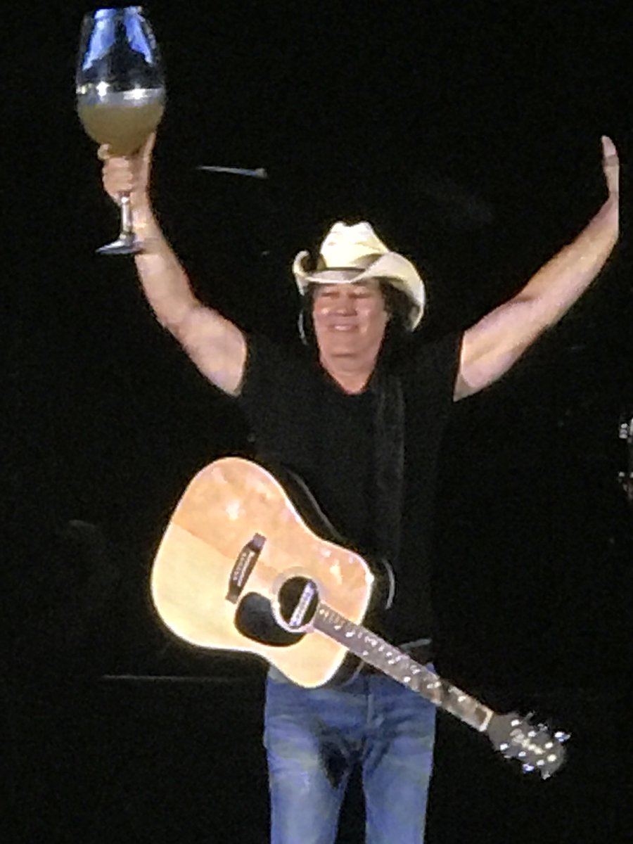 jaleather228's tweet photo. @kennychesney @davidleemurphy Great music, great celebration in Columbus!! #1❤️ https://t.co/zD9OjODa0W