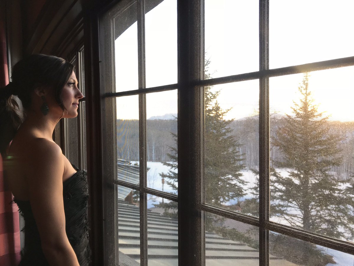 Becca’s dramatic journey to find love continues NOW on #TheBachelorette! Retweet if you’re watching.