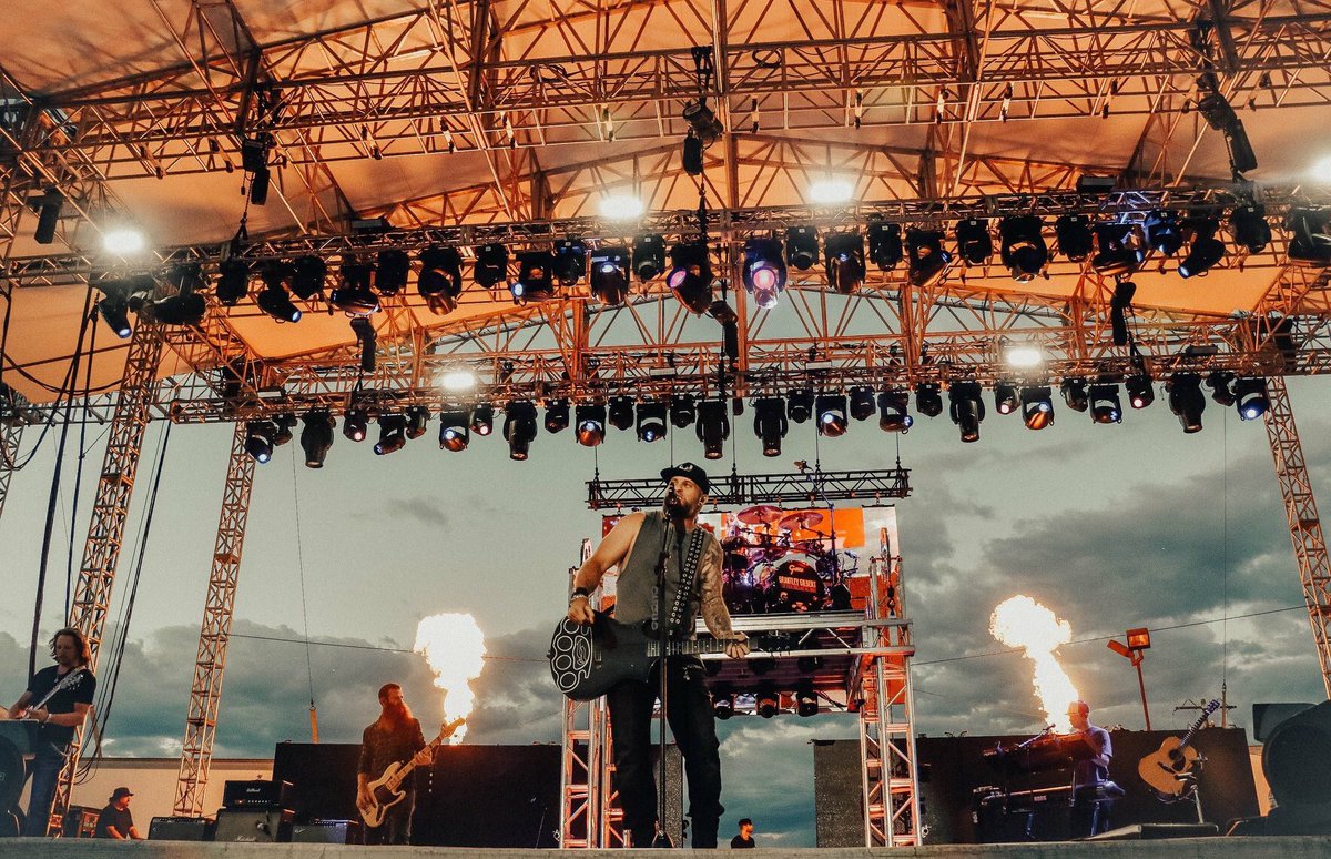 KarateKid_XC's tweet photo. Had the weekend of a lifetime at @CountryJamCO with the best friends and best music this world has to offer! Special Thanks to @FLAGALine for helping make Saturday one of the  best nights of my life! #CountryJam2018 https://t.co/xTyBOFgz5X