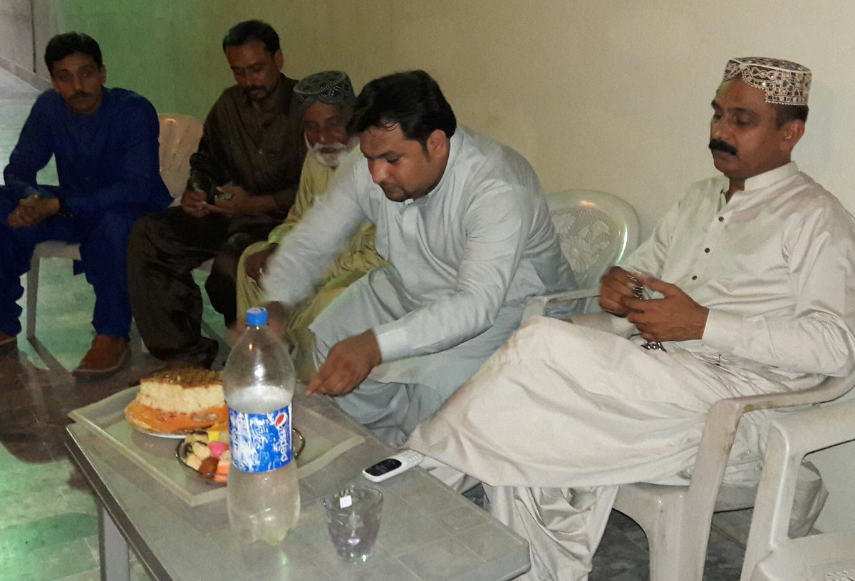 SYEDFAYAZALISH8's tweet photo. میری رہائش گاھ پر پاکستان پیپلزپارٹی کے عہدیداروں اور ورکروں اور ایس ایس جی سی کے ایمپلائز نے مجھے سے عید ملے۔ https://t.co/KXSk9OvBX7