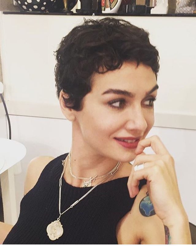 calabcri's tweet photo. #BirceAkalay #happybirthdaybirceakalay tesoro❤❤❤🎂🎉🎊🎁  ti aspettiamo in Italia...l'Italia ti ama!! 🇮🇹❤ https://t.co/b5NYPF6k7F