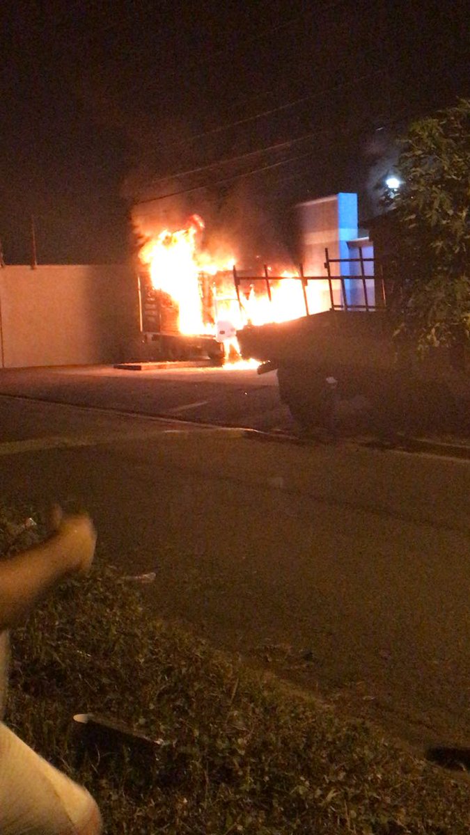 confidencial_ni's tweet image. #ReporteCiudadano Vecinos de Las Colinas informan que están quemándose oficinas de @BLU_Nicaragua al parecer tras ser saqueadas.