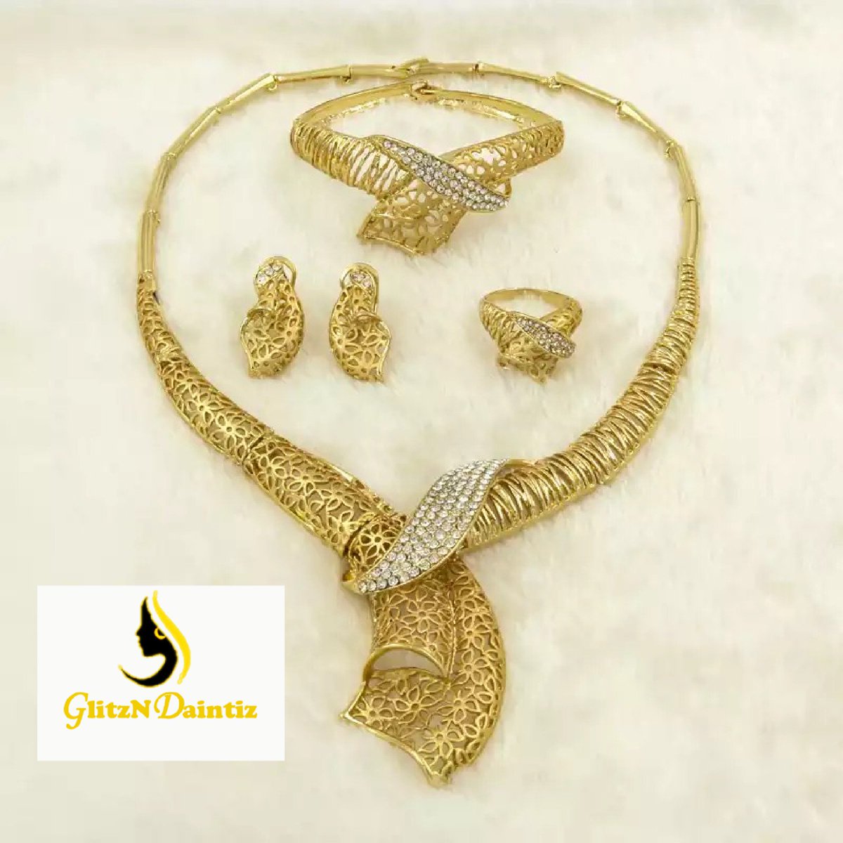 Dainty 4pieces jewelry set at a very affordable price.

Price:#5000
Dm/click link in bio to purchase
#jewelryset #jewelrylover #jewelryaddict 
#partyjewelry #necklace #necklacelover 
#partygirls #partyguest #owanbe 
#naijafashion #naijatrends