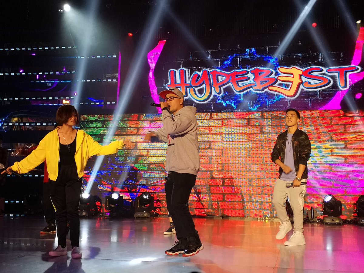 itsShowtimeNa's tweet photo. Para sa lahat ng mga iniwanan! Woooh!
Kung sino pa ang seryoso sya pa ang madalas niloloko!
#ShowtimeResBekLaban https://t.co/uG9VKZXPST