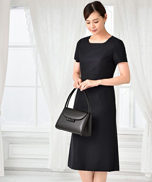 柏高島屋ステーションモール フォルム フォルマ S館 専門店5階 お受験 学校説明会におすすめのアンサンブルをご紹介します 半袖ワンピースなので暑い夏でも快適 すっきりとしたウエストラインに仕上がるよう計算されたカッティングで好印象を作ります