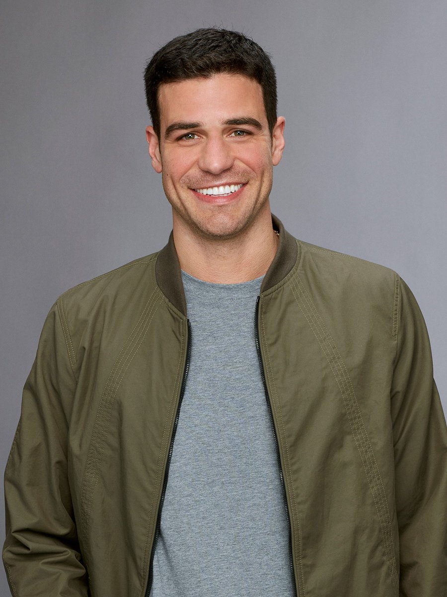 kathleen_hanley's tweet photo. you know who would never lie to becca about falling in love with her and ask for a perfume bottle back? #TheBachelorette https://t.co/D1e8Pc6aam
