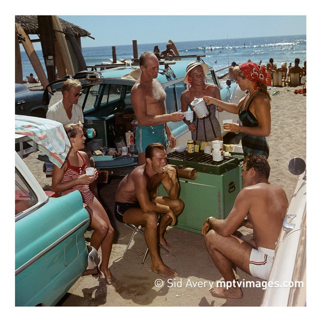 Time for an endless (almost) summer picnic 🏄
bit.ly/2pMNbeI 
.
.
.
#InternationalPicnicDay #beachpicnic #surfers #surfing #vintage #1950s #50style #lunchbreak #summer #sidavery #mptvimages