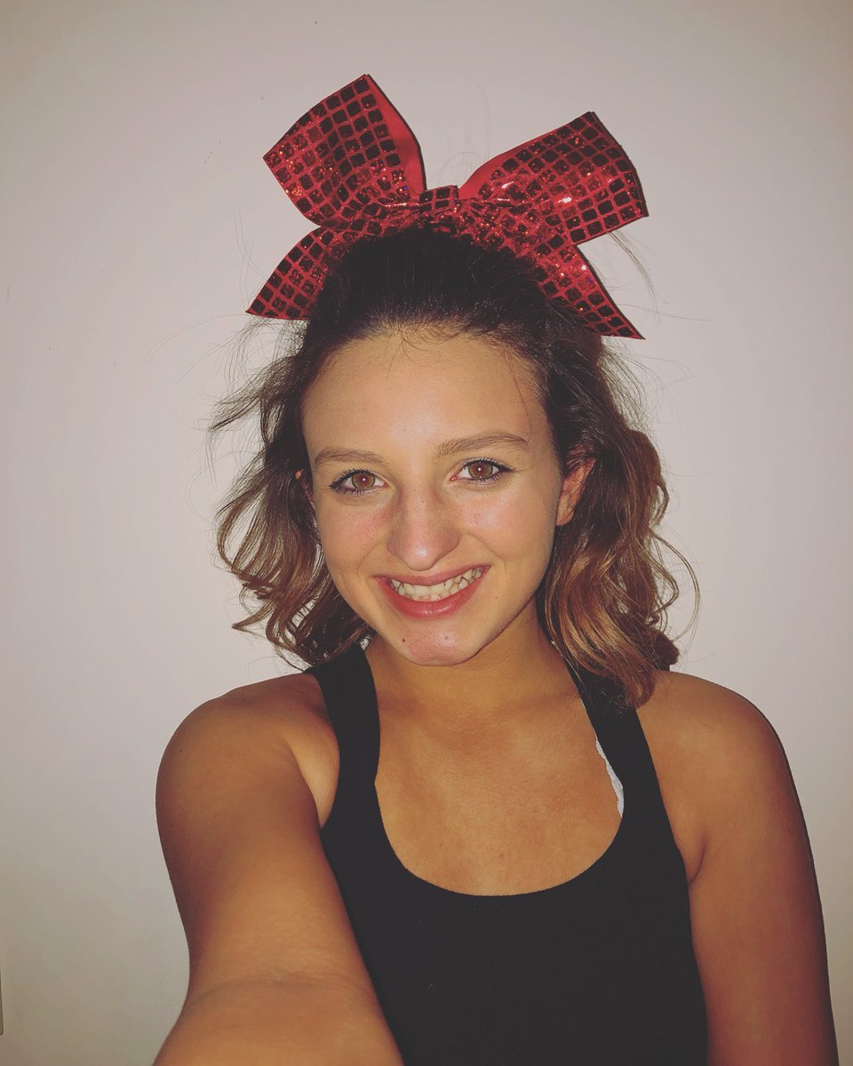 zzenobiaakeezer's tweet photo. Smiling in my favorite @ChasseCheer bow and tank❤️ #weputtheCincheerleading #MyChasseWay #livelovecheer #ad https://t.co/a90VfzMz1L