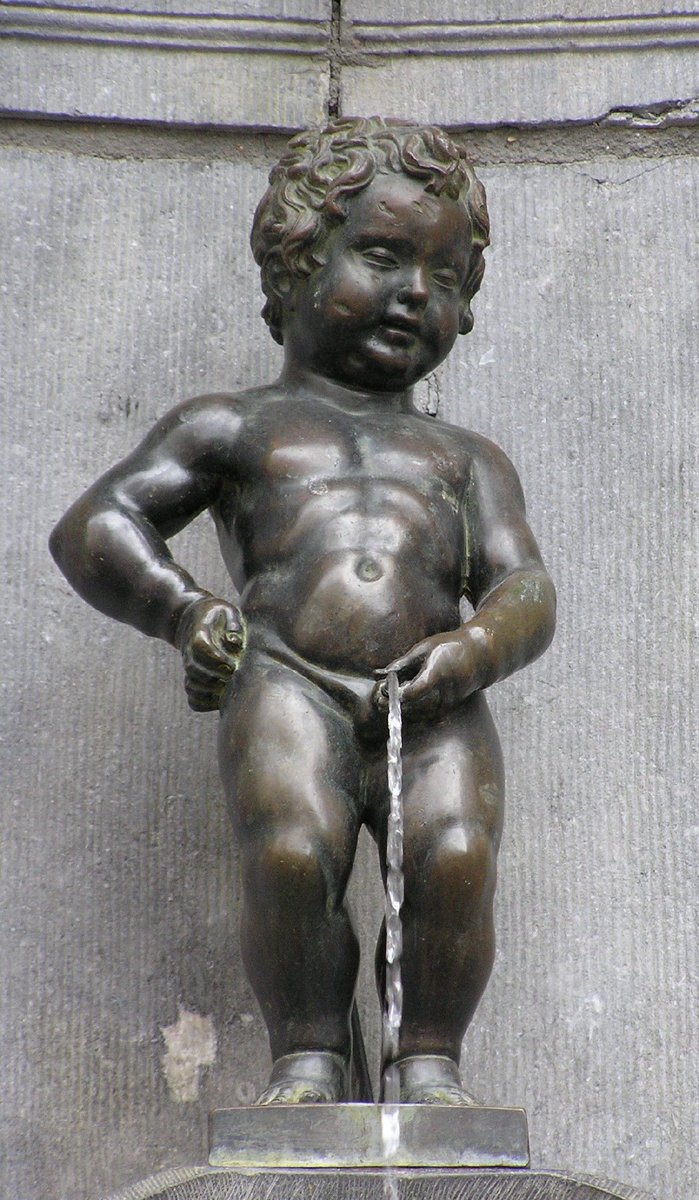 Писающая девочка картинки. Manneken Pis Петровка 15. Мальчик скульптура. Статуя мальчика. Статуя писающий мальчик.