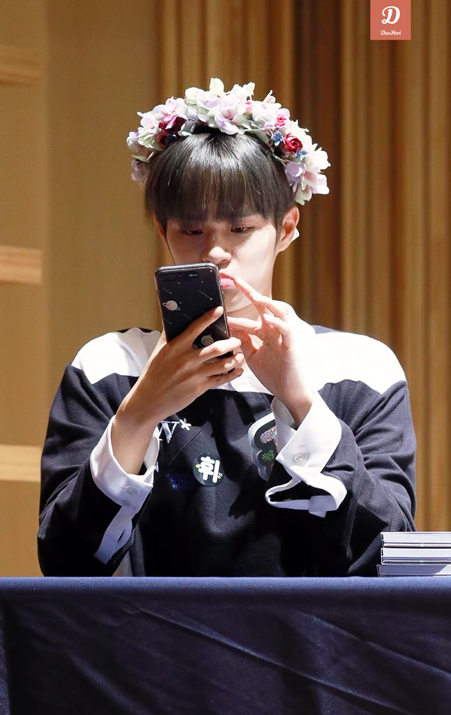 DDD_DAEHWI's tweet photo. 180617 힝..입니다
 #이대휘 #워너원 #LEEDAEHWI #WANNAONE https://t.co/wEb27wDuld