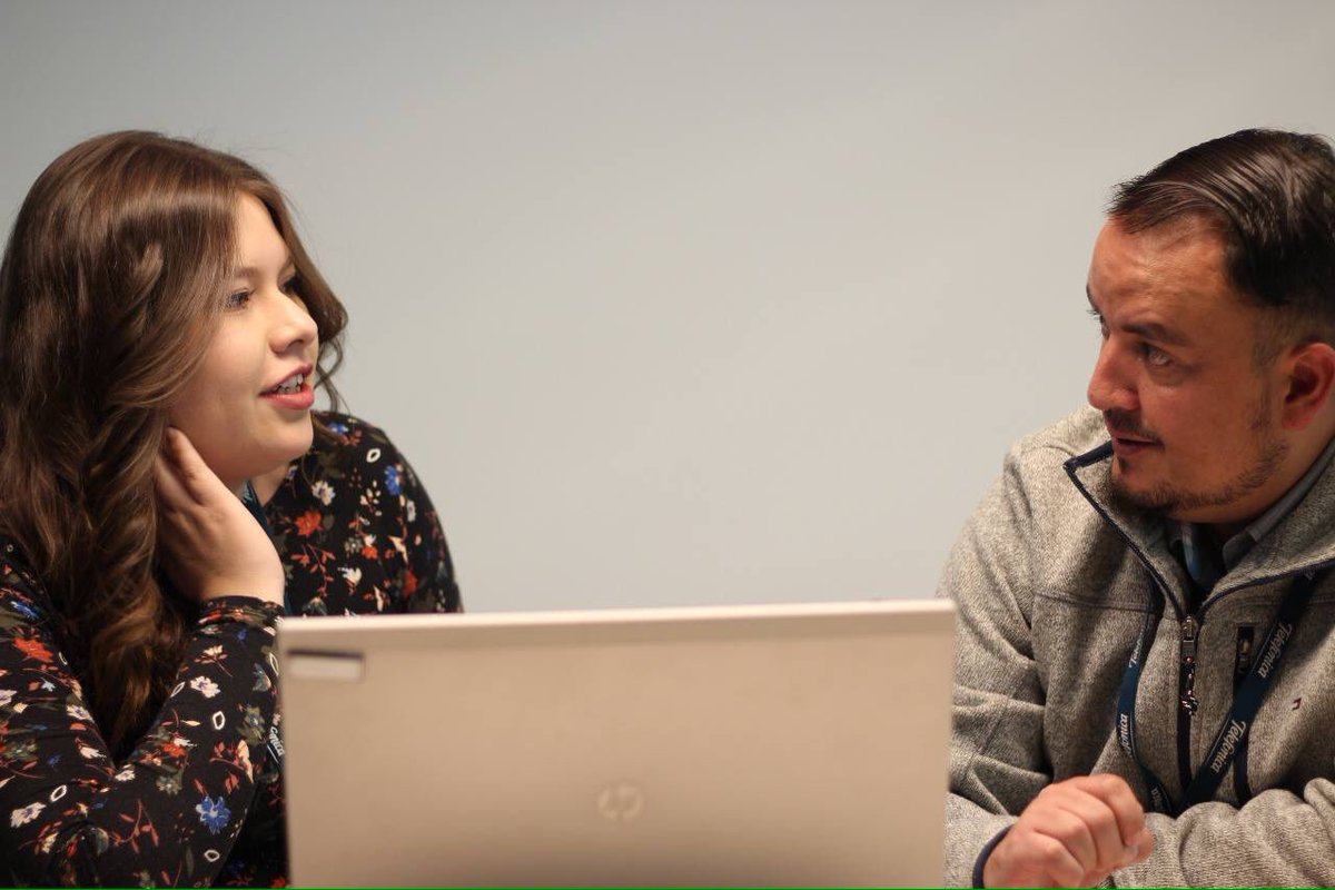 FCOMHemisferios's tweet photo. Visitamos a nuestros queridos estudiantes en sus respectivos lugares de trabajo. 👩‍💻 Formando comunicadores que cuenten con herramientas de trabajo con dominio en los distintos campos de la comunicación.
¡Felicitaciones a nuestros estudiantes! #OrgulloFCOMHemisferios https://t.co/Kr51CsPtzO