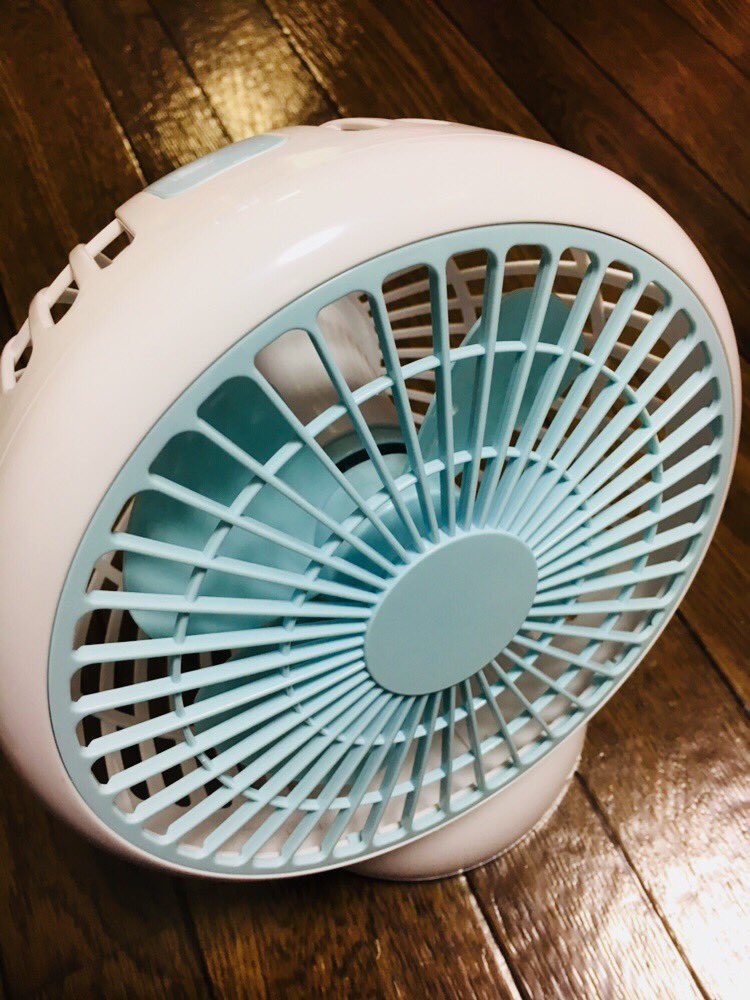 LoveNiina's tweet photo. @popsky_jp 様よりUSB扇風機をいただきました。コンパクトサイズで場所をとらず便利です。
涼しくて快適。
1人でキッチンにいる時大きい扇風機だと運ぶのも大変なのでこれは便利です。
ベースとファンを分離すると扇風機としてだけでなくアロマも楽しめるみたいなので気分転換にいいと思います。 https://t.co/DKzvOWGIUN