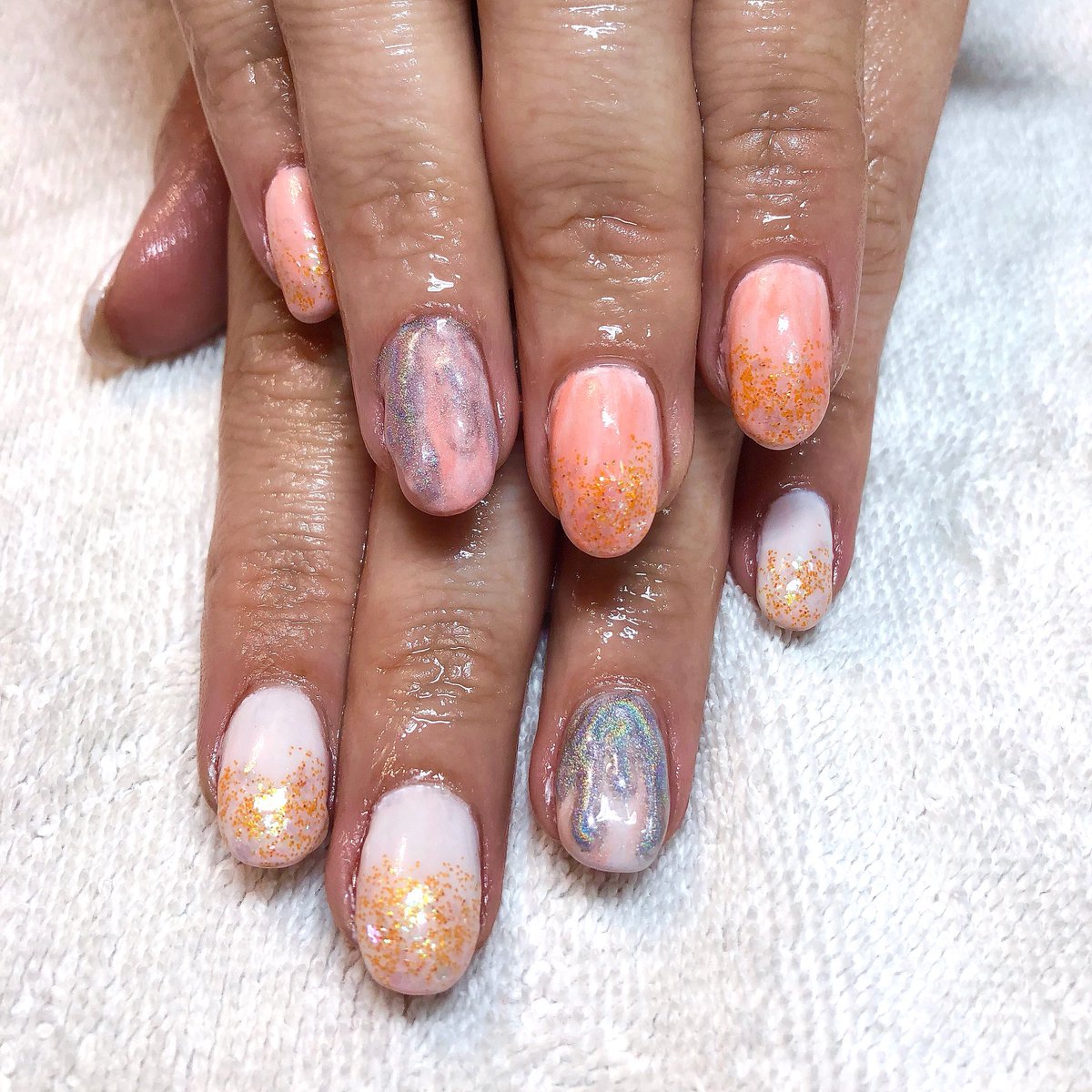 Creamsicle nails 🍊🍦 #thermal and #3dgel to boot!! Top hand is cold, bottom is warm #mrspsnails #yegnails #summernails #holo