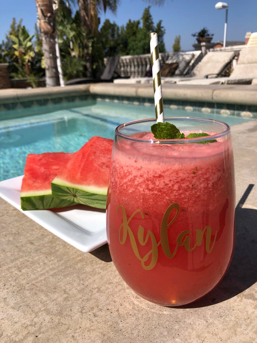 yoga_kylan's tweet photo. I am OBSESSED with watermelons. Refresh your days this eek with frozen watermelon lemonade! #frozenwatermelon #lemonade 🍉🍋
https://t.co/ASqegKGrWV https://t.co/Mrd9O3Bw2P