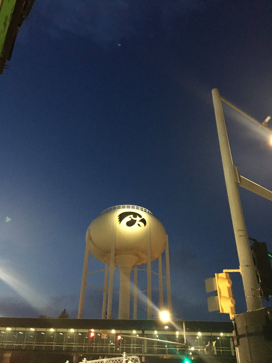 BlairASanderson's tweet photo. Good photo of the water tower tonight shared with us by RoundRockHawk https://t.co/RtzRyayswb