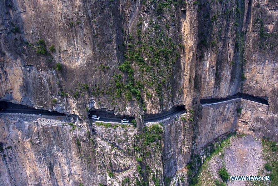 Трещина в горе. Тоннель Гуолян. Горный тоннель Гуолян. Тоннель Голиань Китай. Дорога Гуолян в Китае.
