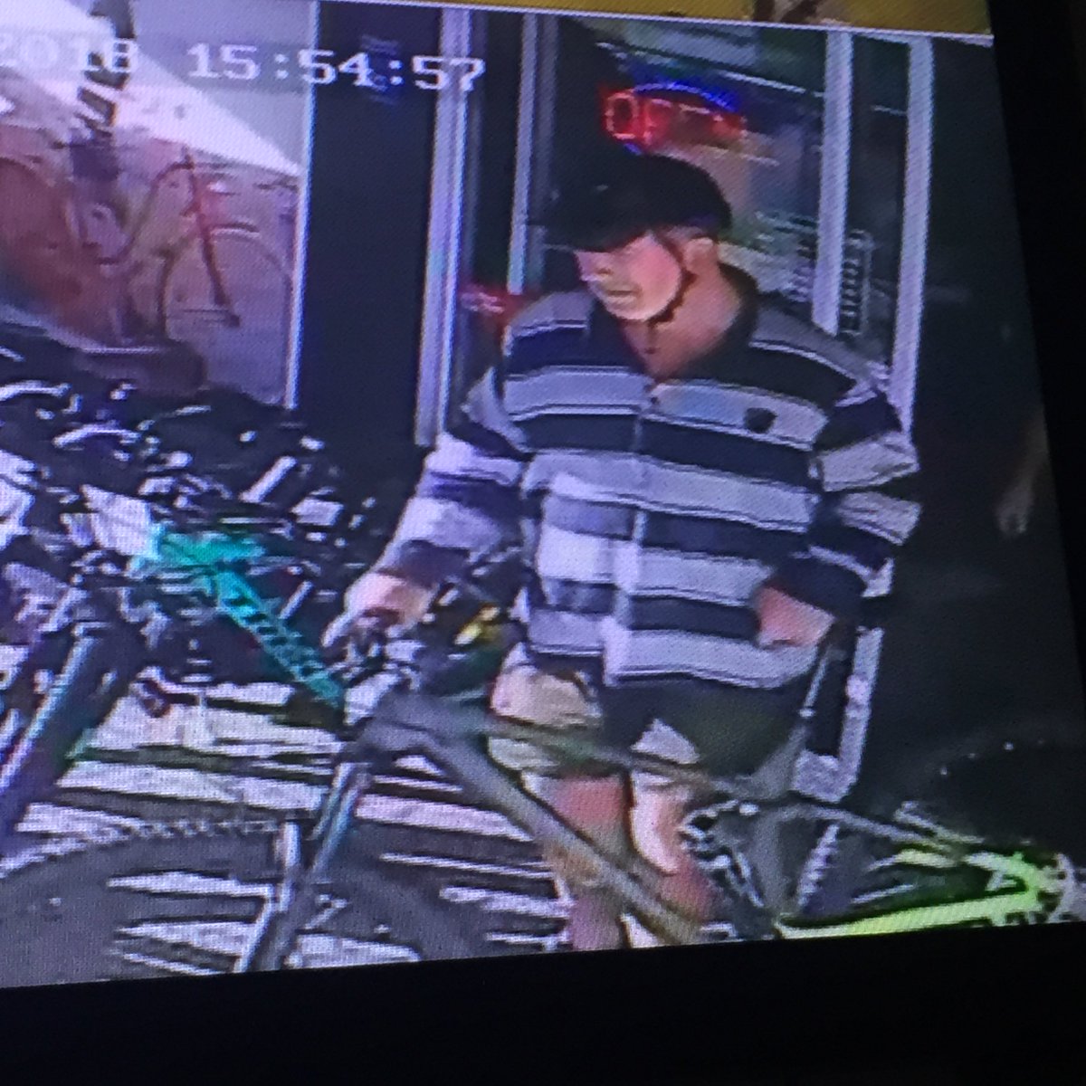 RivalBikesAus's tweet photo. ATTENTION: ***STOLEN BIKE***
 Can you please help us?? Please share with your family and friends. ****$500 REWARD***
Does anyone recognise this person?? 
Any information please contact Rival Bikes P 0447 632 386  john@rivalbikes.com.au Wynnum police. https://t.co/c6iCuvCebI