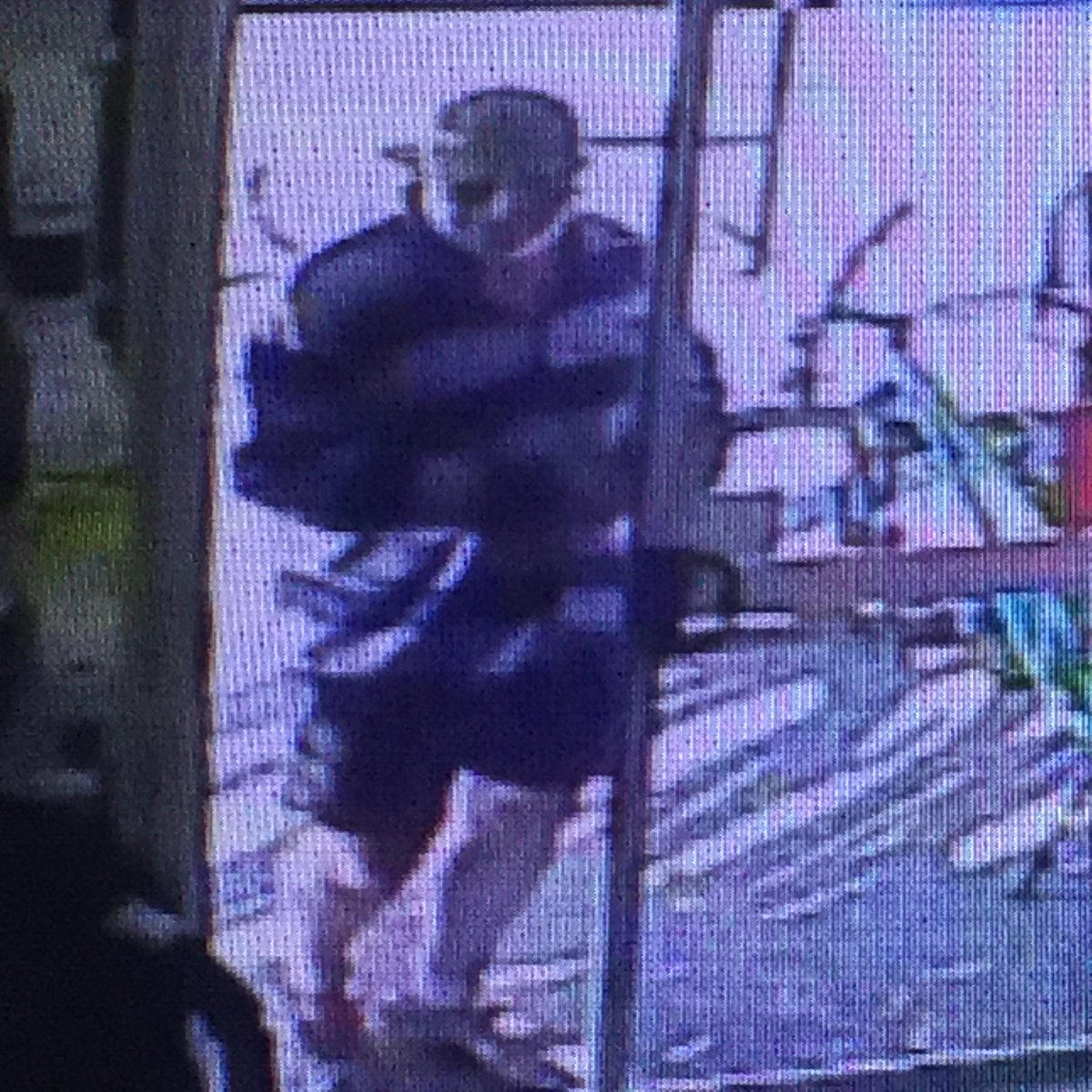 RivalBikesAus's tweet photo. ATTENTION: ***STOLEN BIKE***
 Can you please help us?? Please share with your family and friends. ****$500 REWARD***
Does anyone recognise this person?? 
Any information please contact Rival Bikes P 0447 632 386  john@rivalbikes.com.au Wynnum police. https://t.co/c6iCuvCebI