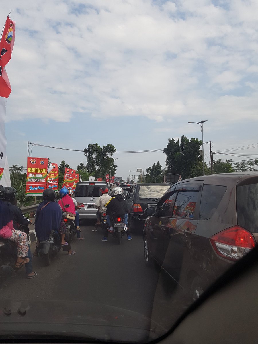 rikapaur's tweet photo. Mengkreng arah kertosono berhenti total di jembatan brantas kertosono @e100ss https://t.co/TT5iwgbRZN