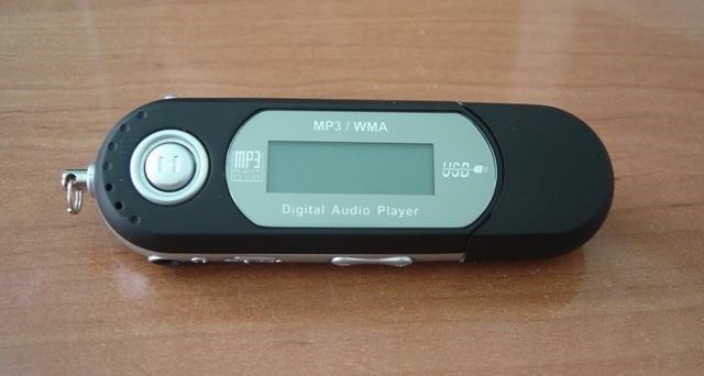 VitoCastro6's tweet photo. Tenía con suerte 128 mb de memoria, había que comprarle pilas casi todos los días y la tapa siempre se perdia. Quien tuvo uno? https://t.co/WhGjwPUOZ7