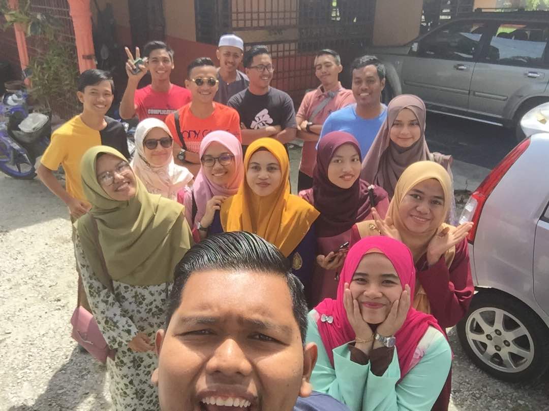qilahusna's tweet photo. 4th Syawal. Selamat Hari Raya. Serious rindu semuanya💕. #TeamRayaPerak #exclassmates #takpernahcukup #Eid2018 #crazyfriends https://t.co/F9Cc9MqxGB