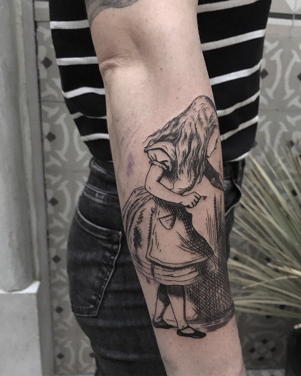 trevoreru's tweet photo. Media manga de Alicia en el país de las maravillas en proceso !
Ilustración original de #johntenniel 
Estoy en Cancún! Y me quedan algunos espacios para tatuar ! 
Ilustraciones de cuentos son siempre bienvenidas!
Mándame email: trevoreru@gmail.com https://t.co/xLSxtdCCqR