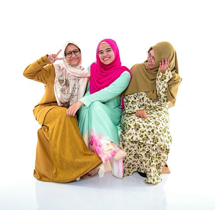 qilahusna's tweet photo. 4th Syawal. Selamat Hari Raya. Serious rindu semuanya💕. #TeamRayaPerak #exclassmates #takpernahcukup #Eid2018 #crazyfriends https://t.co/F9Cc9MqxGB