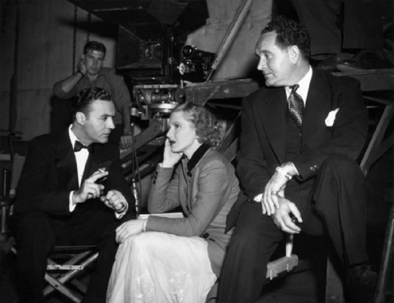 Nave Auf Twitter 今日6月19日は映画監督フランク ボーゼイギ 13 1961 と女優ジーン アーサー 1900 91 の忌日 ボーゼイギ監督 アーサー主演のメロドラマ 歴史は夜作られる 37 T Co Ktz6c5pygn T Co Lzjlsgb6ag Twitter
