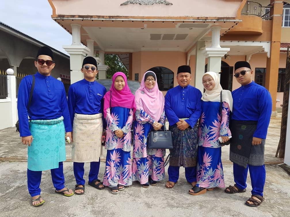 ahmadharith_'s tweet photo. Sik pande kmk polah ucapan koh. Hahaha. Sela2 jak ke rumah haritok. Open house di SMK (A) TUNAZ. Selamat hari raya😊 https://t.co/gTY8m5Mc0i