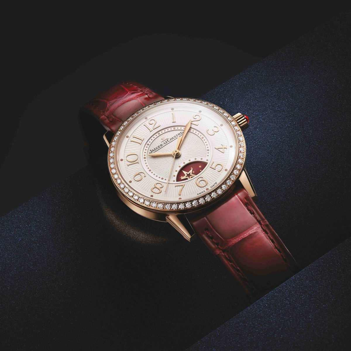 bit.ly/JLCTributeToCi… The #SIFF2018 x <a href="/jaegerlecoultre/">Jaeger-LeCoultre</a>'s limited edition #RendezVous Night &amp; Day Medium Tribute to #Cinema #watch comes covered in crimson to pay homage to #redcarpets. And it literally is a star-studded piece. #hautehorlogerie