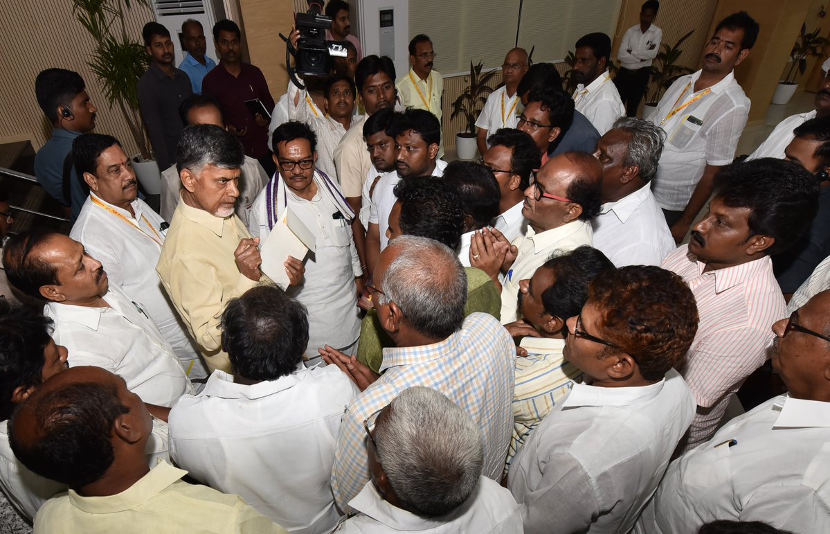 TDP24x7's tweet photo. Sri @ncbn held successful discussions with members of the #Nayee Brahmin community. They have agreed to call off their strike at all the temples in the State and expressed happiness about @ncbn's assurances to the community #ChandrababuNaidu #TeluguDesamParty #ncbn #TDP #Lokesh https://t.co/EHPY8ZujgP