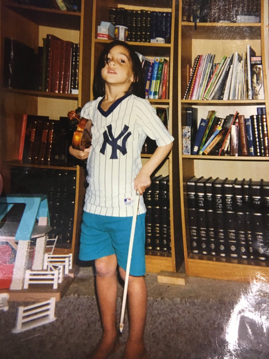 SAOrchTO's tweet image. It’s our weekly #SAOkidpics and a game of #GuessWho!
When #SAOplays we love the sound of this #violinist who started playing at 5 years old.  With 10 siblings who all have played string instruments, she grew up with a built in #StringOrchestra. We are so #LuckyToHaveYou!