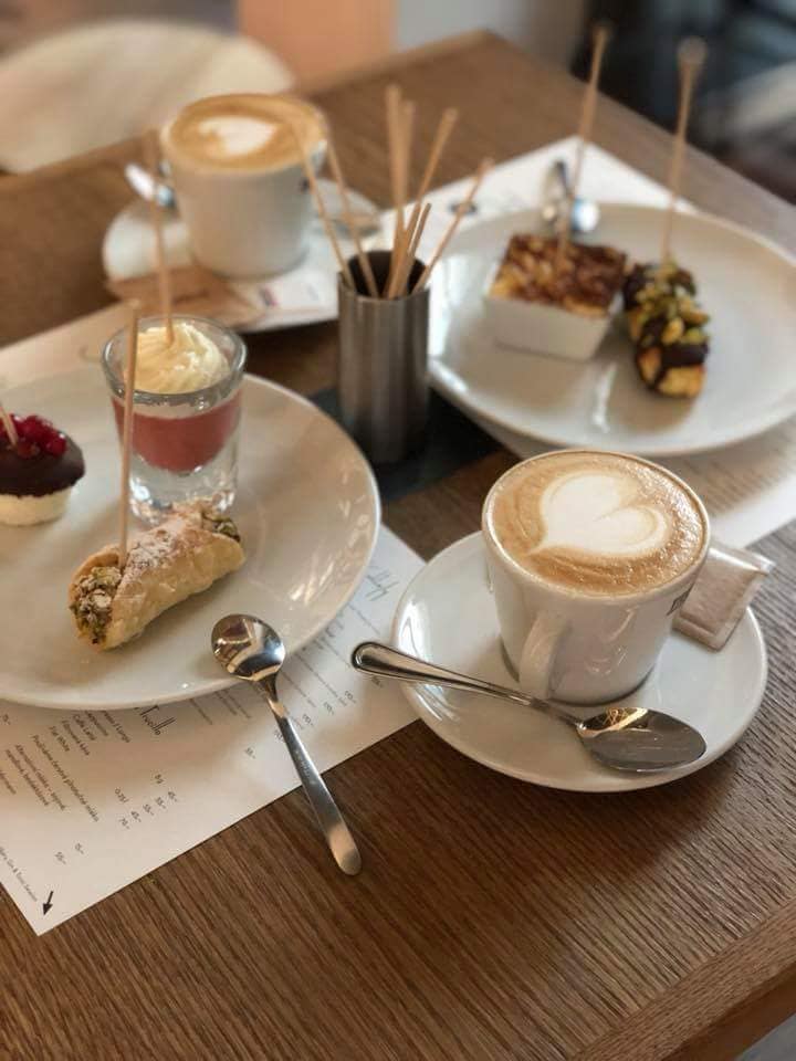 Co takhle dát si něco sladkého na zub? 
#Spejle #sladkosti #zakusky #dortiky #kava #snidane #bistro