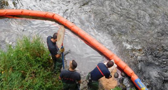 MaxLagarrigue's tweet photo. Pollution à l'hydrocarbure dans un cours d'eau : le suspect un retraité agricole de 69 ans a été auditionné ce matin, le @sdis82 va lui donner la facture, les pompiers encore sur place environ 500 à 800 litres déversés ds le #Bartac à #Moissac https://t.co/ETIxU8ReFW https://t.co/UYs4gkI4F0