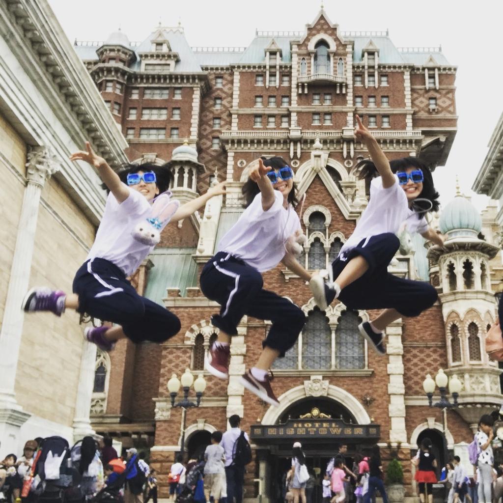 2103mon's tweet photo. #ディズニー 行ってきた🌼

#タワテラ の前で #ジャンプ

#神ってた #また行きたい #TDS https://t.co/GEajUrI3Sj