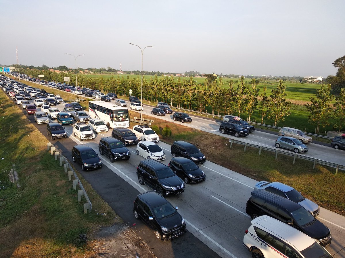 Macet parah di Palimanan...@TMCPoldaMetro 
#MudikLintasJalanTol #arusbalik2018