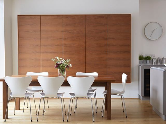 roundhouse_dsgn's tweet photo. Book matched walnutveneer cabinetry bridges the gap between kitchen cabinetry and dining furniture and blurs the line between the living space and the kitchen #roundhousedesign #bespokekitchen #contemporarykitchen #kitchenmaterials #kitchens #kitchendesi… https://t.co/N5ycNmhwzX https://t.co/iQb9S8qRwS