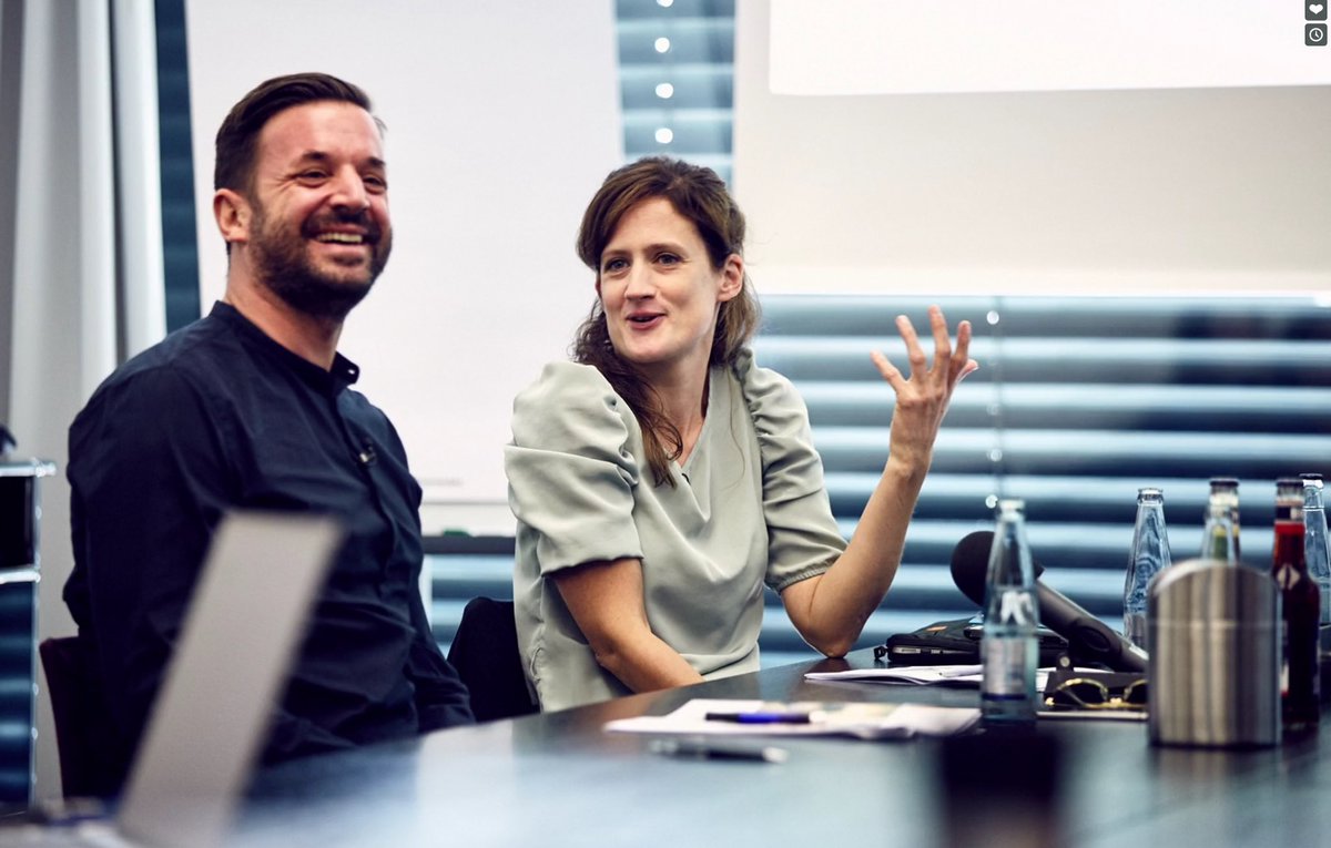 MarcNeller's tweet photo. Kollegin @jenniferwilton und ich hatten Spaß beim #rewo18 . Danke für eurer großes Interesse und eure Texte. Mehr Fotos aus Hamburg (Carsten Dammann) gibt’s hier https://t.co/DuI4O88nZC  @schnibben @reporterforum @welt https://t.co/lYkw0VQq8I