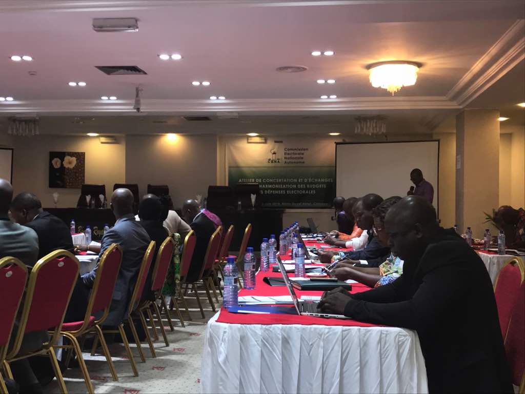 Les 19, 20 et 21, la CENA organise au B. Royal hôtel, une réunion avec les institutions concernées par les élections afin de réfléchir à une harmonisation des mécanismes de préparation de budgets sectoriels aux fins de contribuer à une réduction des coûts des élections au Bénin.