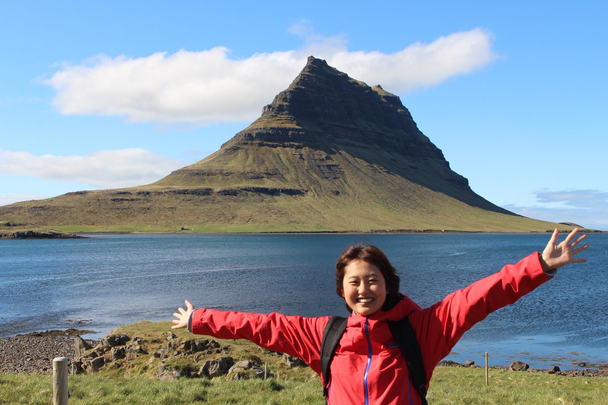 ファイブスタークラブ 公式 アイスランド スナイフェルスネス半島 スタッフ若狭 アイスランドを象徴する山 キルキュフェトル山をバックに 空気がおいしかった 海外旅行 アイスランド スナイフェルスネス 絶景 山 山