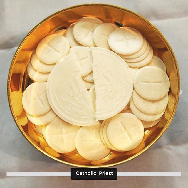 Catholic_Priest's tweet photo. "Jesus in the Blessed Sacrament is the Living Heart of each of our Parishes." - #PopePaulVI
.
📸 Blessed Sacrament/Catholic News Media Library/Catholic Church of England and Wales
.
.
#TotusTuus #justprayalways #prayconstantly #OurLady #MercyandPeace … https://t.co/Eem4xefOXg https://t.co/lEkhoRJmN4