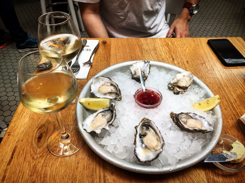 yoshinagamika's tweet image. ご近所にあるFish Barでoysterを一瞬でぺろり！🐟🍷

美味しすぎたのでこれから頻繁に通おう!!🐟💕😆

さて今日はこれからワールドカップ⚽️💪!!

#Amsterdam #オランダ #fishbar #oyster #生牡蠣ランチ #WorldCup2018 #サッカー #ワールドカップロシア大会