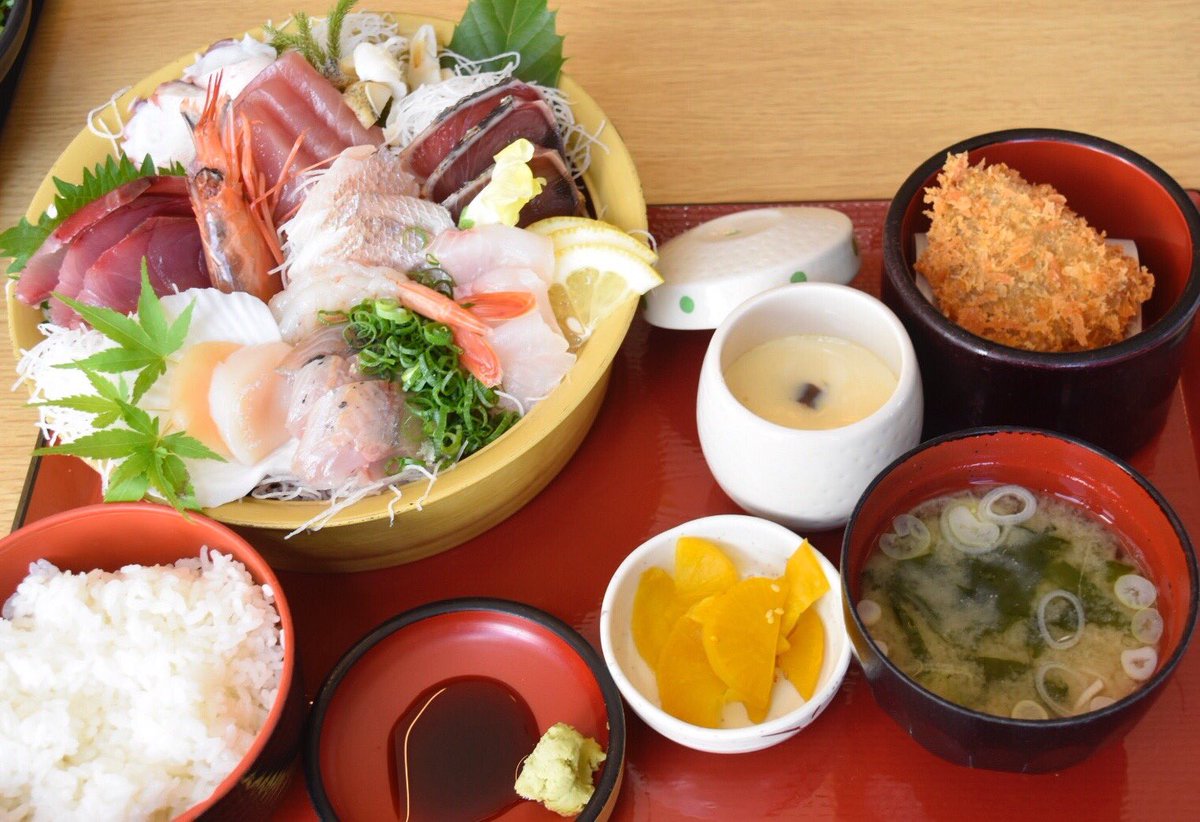 Non Bay という事で 今日のランチは小名浜港の市場食堂で刺盛御膳 10種類のお刺身が出て来て 1550円 その量たるや 食べきれない程 混み混みのフードコートを諦めて良かった 美味福島 福島撮影隊