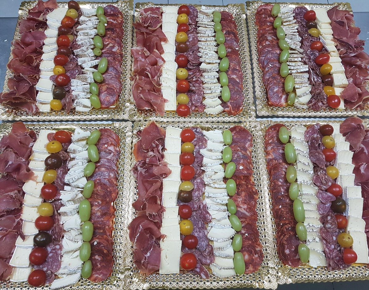 Tiberi_Roser's tweet photo. Bon dia a tothom matiners/es,
Mireu quin assortiment d'embotita vam preparar per un catering. Què us sembla? Fa goig veritat?
Si en volguesiu només heu de demanar-lo.
Feliç Sant Joan a tothom 😋🍽 https://t.co/lbRYKjAyGz